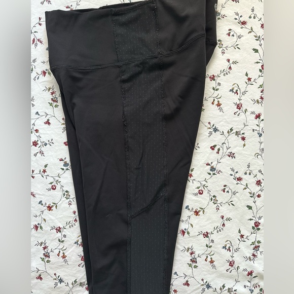 Lululemon Size 8 “Sheer/Polka dots” Side Detail - Picture 2 of 5